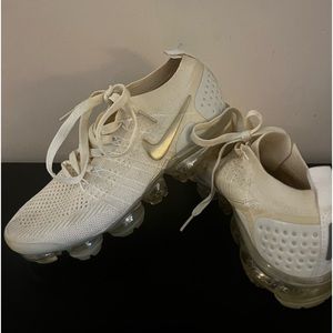 PREOWNED NIKE VaporMax cream women’s size 7 no box. Current condition displayed